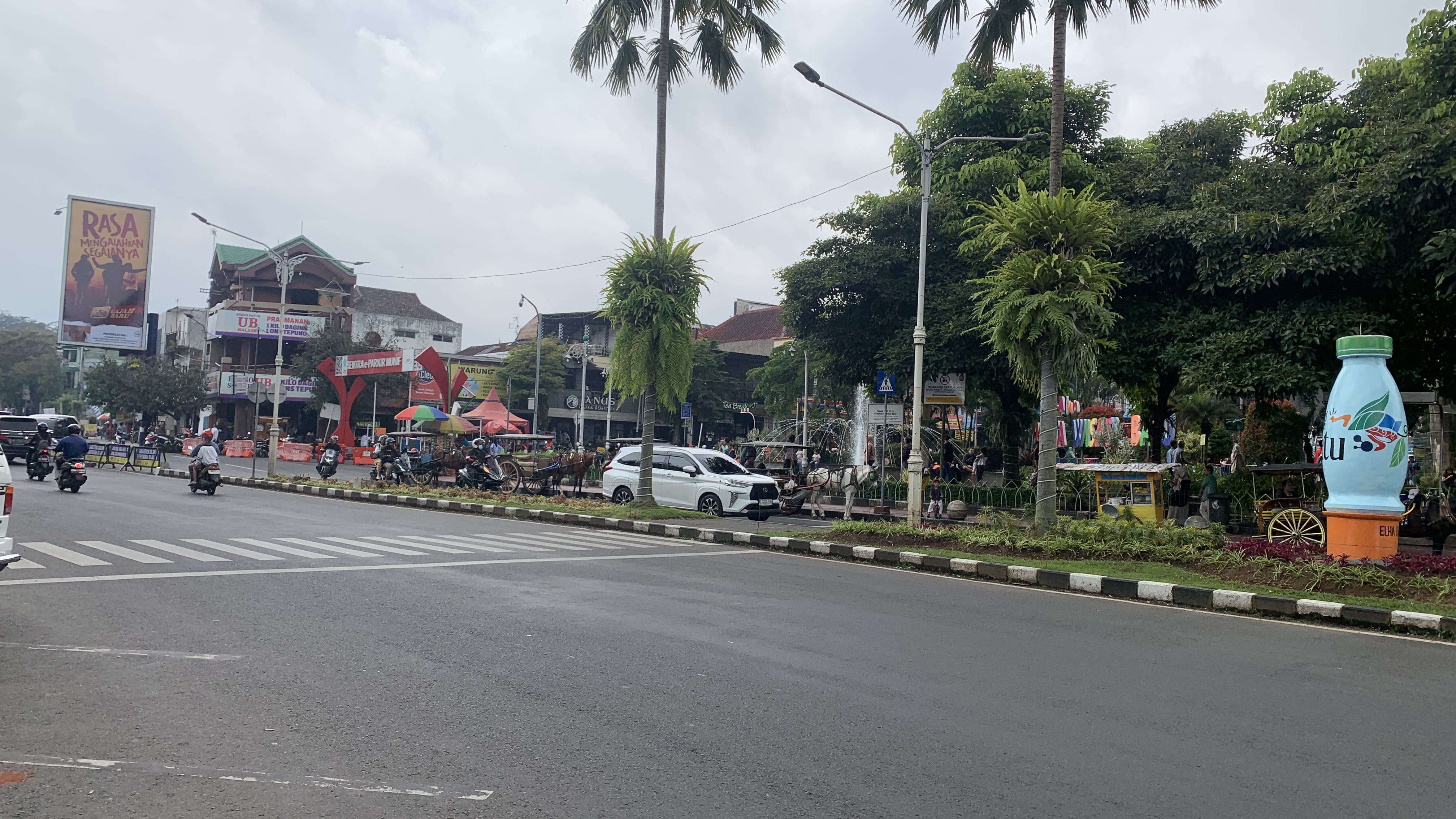 Tak Seramai Malam Hari, Kawasan Alun-alun Kota Batu Terpantau Kondusif pada Minggu Siang