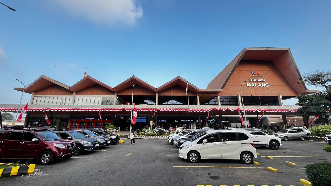 KAI Daop 8 Surabaya Hiasi Stasiun Malang Bernuansa Merah Putih dan Beri Promo Diskon 20% Sambut HUT ke-80 RI