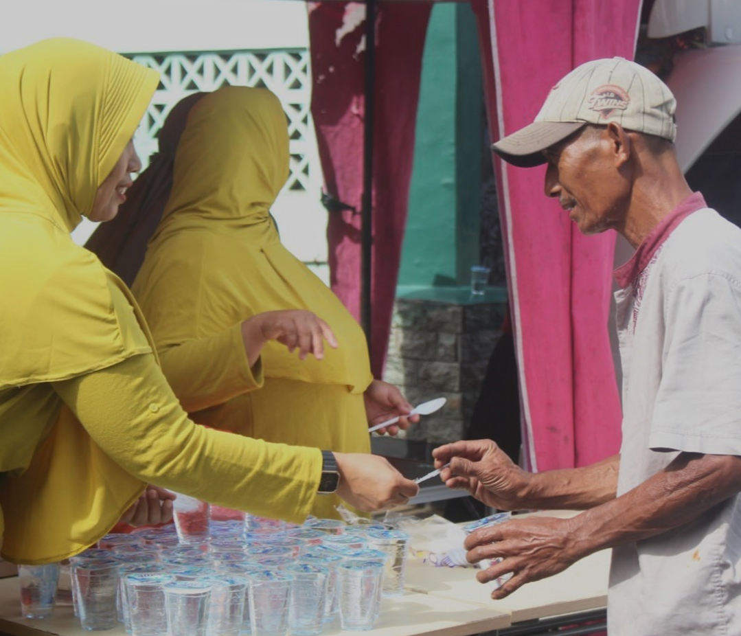 Makan Bergizi Gratis Ala Persit Kodim 0833, Ajak Warga Sekitar, Makanan dari Warung Lokal