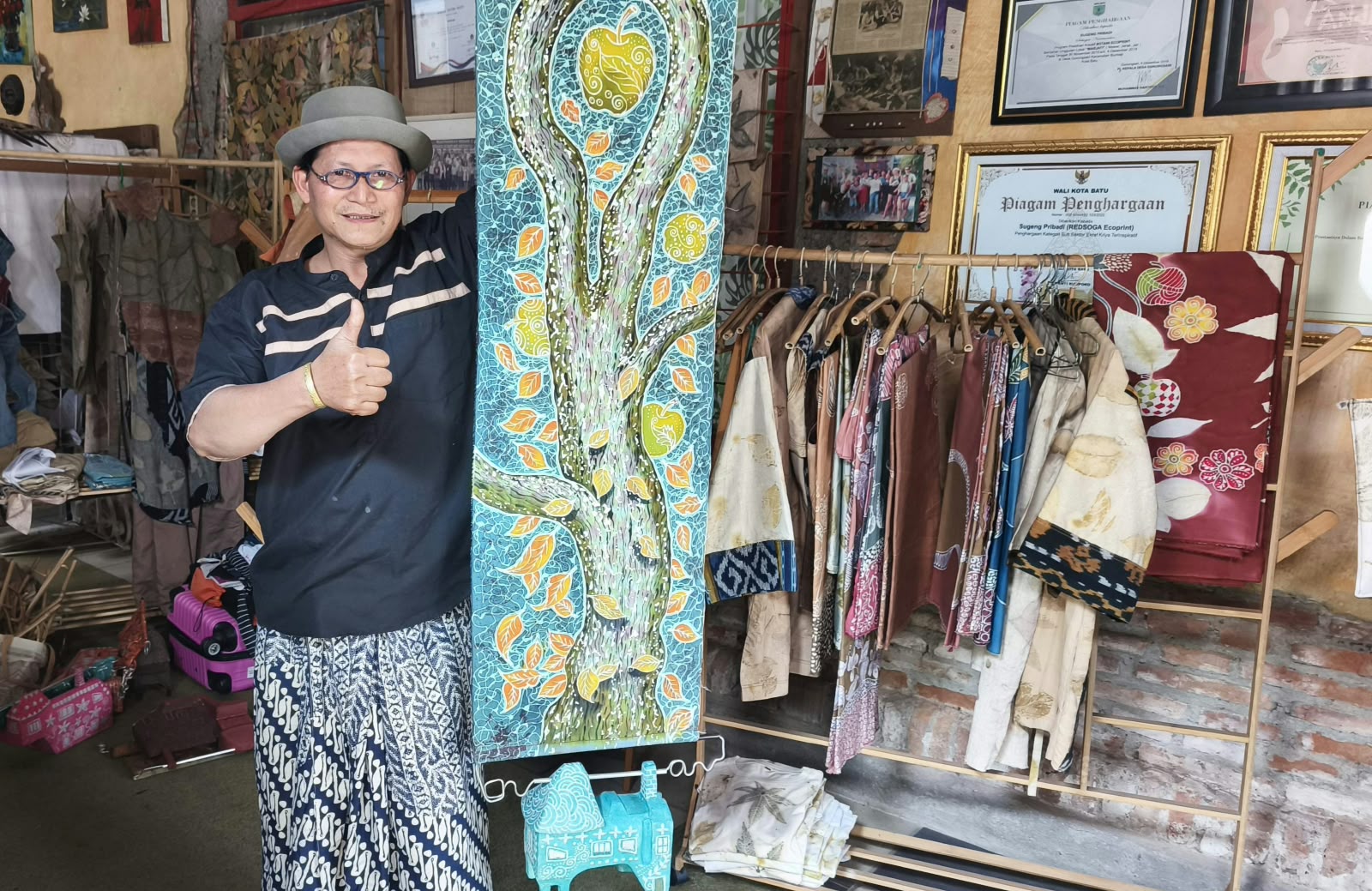 Seniman Batu Ubah Batik Jadi Kritik Lingkungan, Ada Pohon Apel yang Berguguran