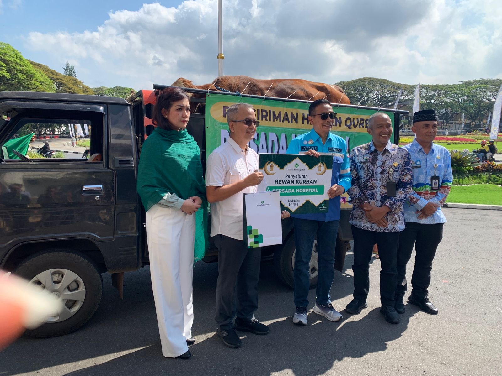 Persada Hospital Serahkan 2 Sapi dan 2 Kambing Kurban, 1 Sapi untuk Warga Sekitar, 1 Lagi Disalurkan ke Pemkot