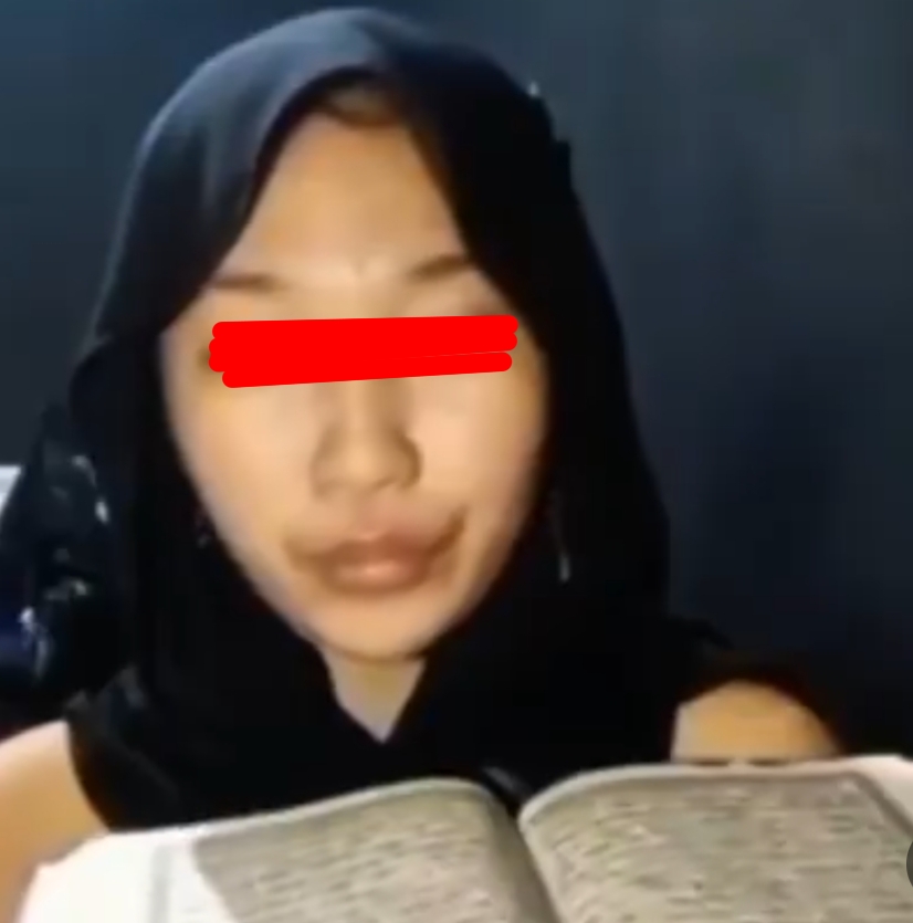 Viral di Medsos Perempuan Berkerudung tapi Tanpa Busana Memegangi Alquran  