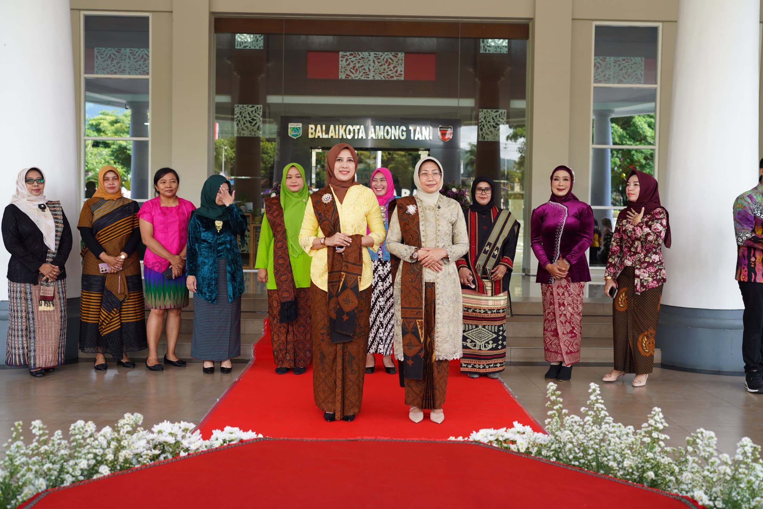 Apel Pagi di Kota Batu pada Hari Kartini, ASN Perempuan Berkebaya, yang Pria Pakai Batik