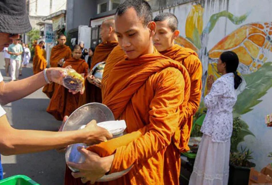 Pindapata Jelang Waisak, Ratusan Warga Ikut Sambut Biksu yang Bawa Pata