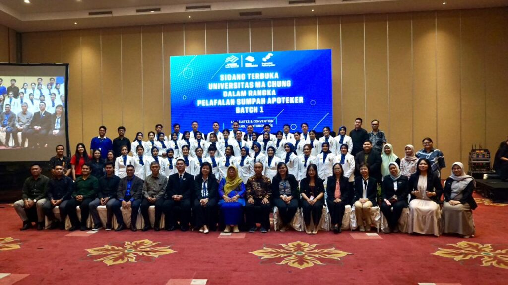 40 Mahasiswa Prodi Profesi Apoteker Universitas Ma Chung Lafalkan Sumpah 