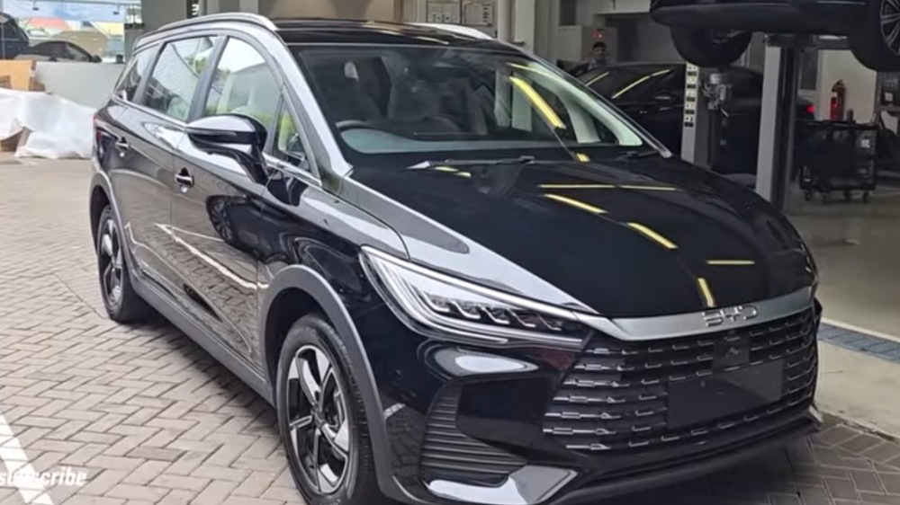 BYD M6 DM Pakai 2 Sumber Energi, Ini Bedanya dengan Veloz dan Zenix Hybrid