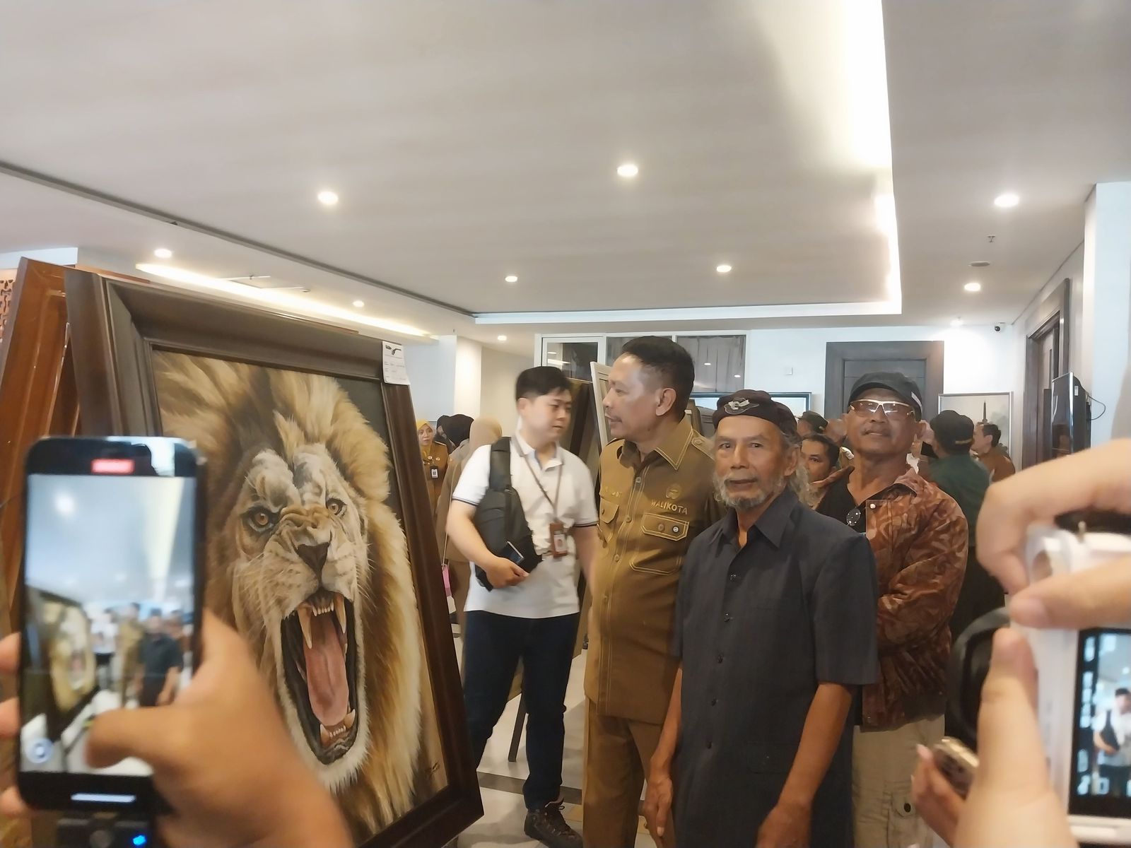 Pelukis Malang Raya Gelar Pameran Lukisan “Lintas Jalur Langit”