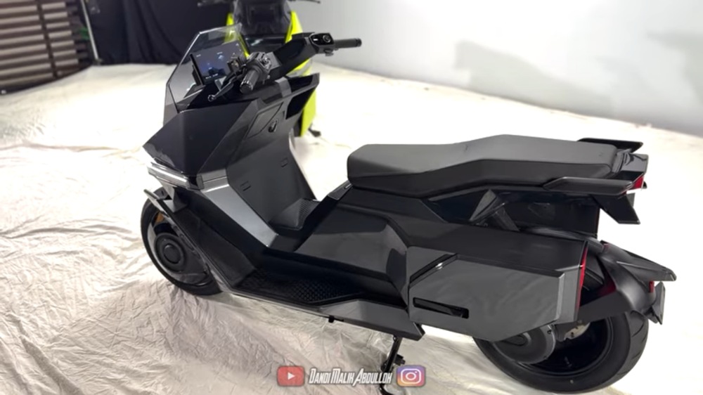 Motor Listrik Omo X Viral! Bisa Jalan Sendiri, Fitur Moge dan Smart Key dari HP Curi Perhatian