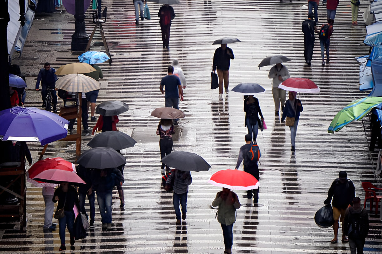 Cuaca Malang Raya 4 Desember: Hujan Lokal, Awan Pekat, Kabut Pegunungan, dan Kelembapan Tinggi Seharian