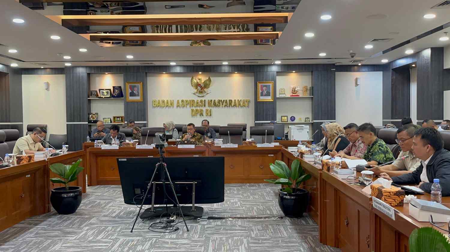 Pedagang Thrifting Protes Larangan Impor Pakaian Bekas ke DPR RI