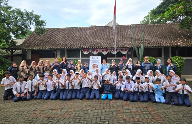 FK UB Gelar Penyuluhan Kesehatan Mata di SMP PGRI 4 Malang, Ratusan Remaja Antusias Ikuti 'Pit Stop Class'