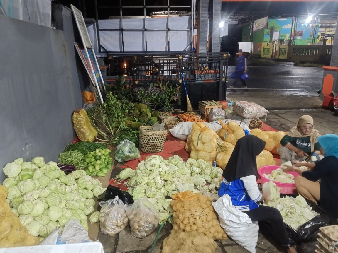 Tagana, Pemdes, dan Warga Sumber Brantas, Kota Batu, Bantu 1,68 Ton Sayuran ke Dapur Umum Pengungsi Semeru 