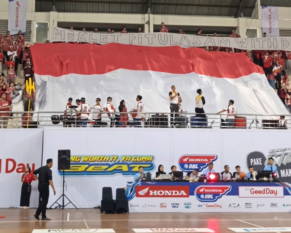 Semarak HUT ke-81 RI di DBL Malang, Suporter SMK Telkom Bentangkan Bendera Raksasa
