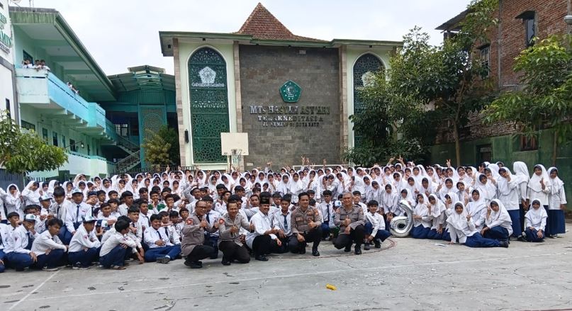 Fase Remaja Suka Coba-Coba, Polres Kota Batu Beri Penyuluhan Remaja dan Problematiknya ke MTs Hasyim Asy’ari