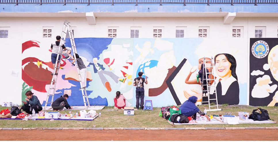 Rayakan Dies ke-71 sekaligus HUT ke-80 RI, UM.Pamerkan Mural Karya Siswa SMA.dan Komunitas di Dinding Kampus 