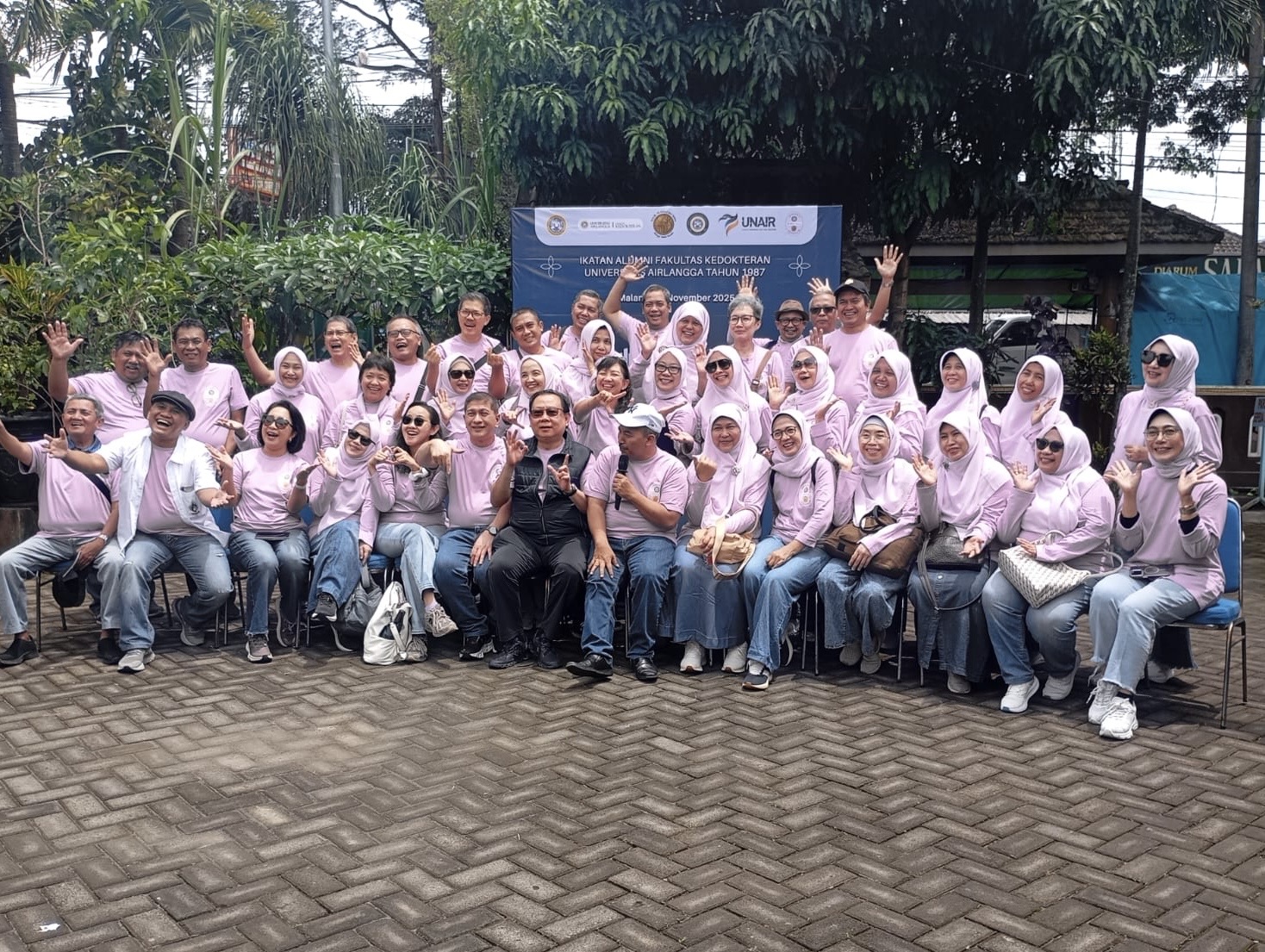 Alumni Kedokteran Unair 1987 Baksos di Arjowinangun, Penyuluhan Kesehatan dan Bagi 50 Paket Sembako-Susu 