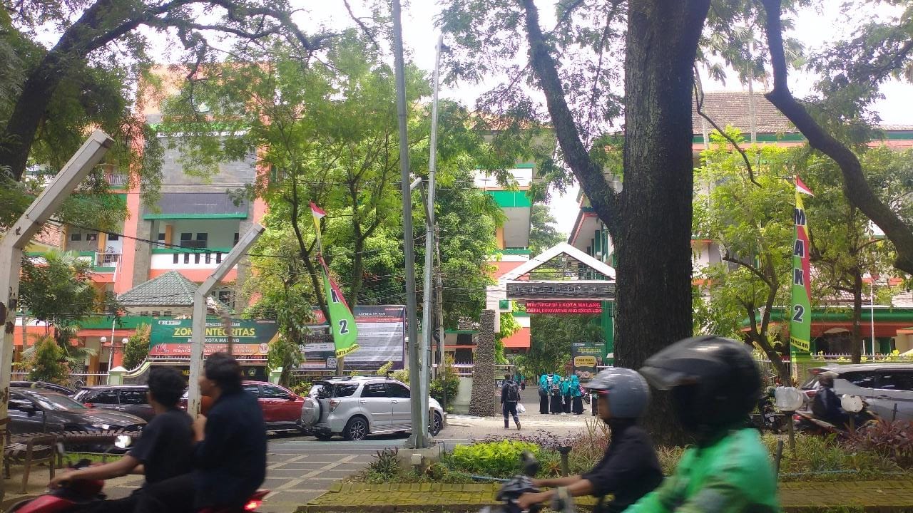 Ada Tes Masuk di MAN 2 Kota Malang, Diimbau Tidak Parkir di Area Depan Sekolah, Diabaikan, Jadinya Macet