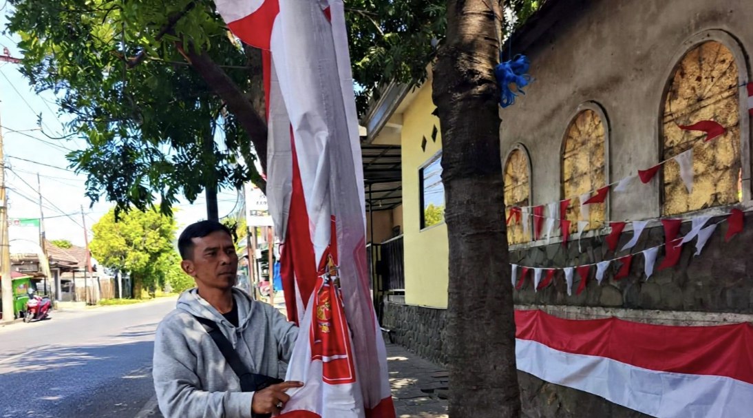 11 Tahun Jualan Bendera Merah Putih di Kota Batu, Pedagang Asal Garut Ungkap Alasan Betah