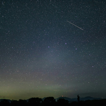 Siap Lihat Hujan Meteor yang Diperkirakan Sabtu Malam Ini? Begini Caranya Melihat