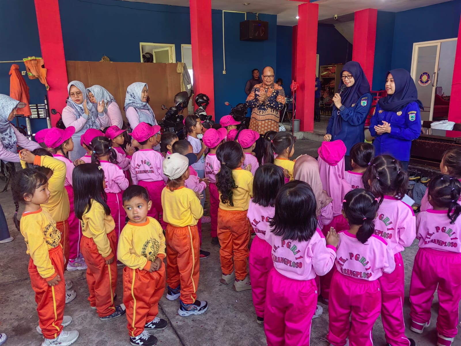 Ketika Puluhan 'Bocil' dari TK PGRI Belajar ke Dinas Damkar Kota Batu 