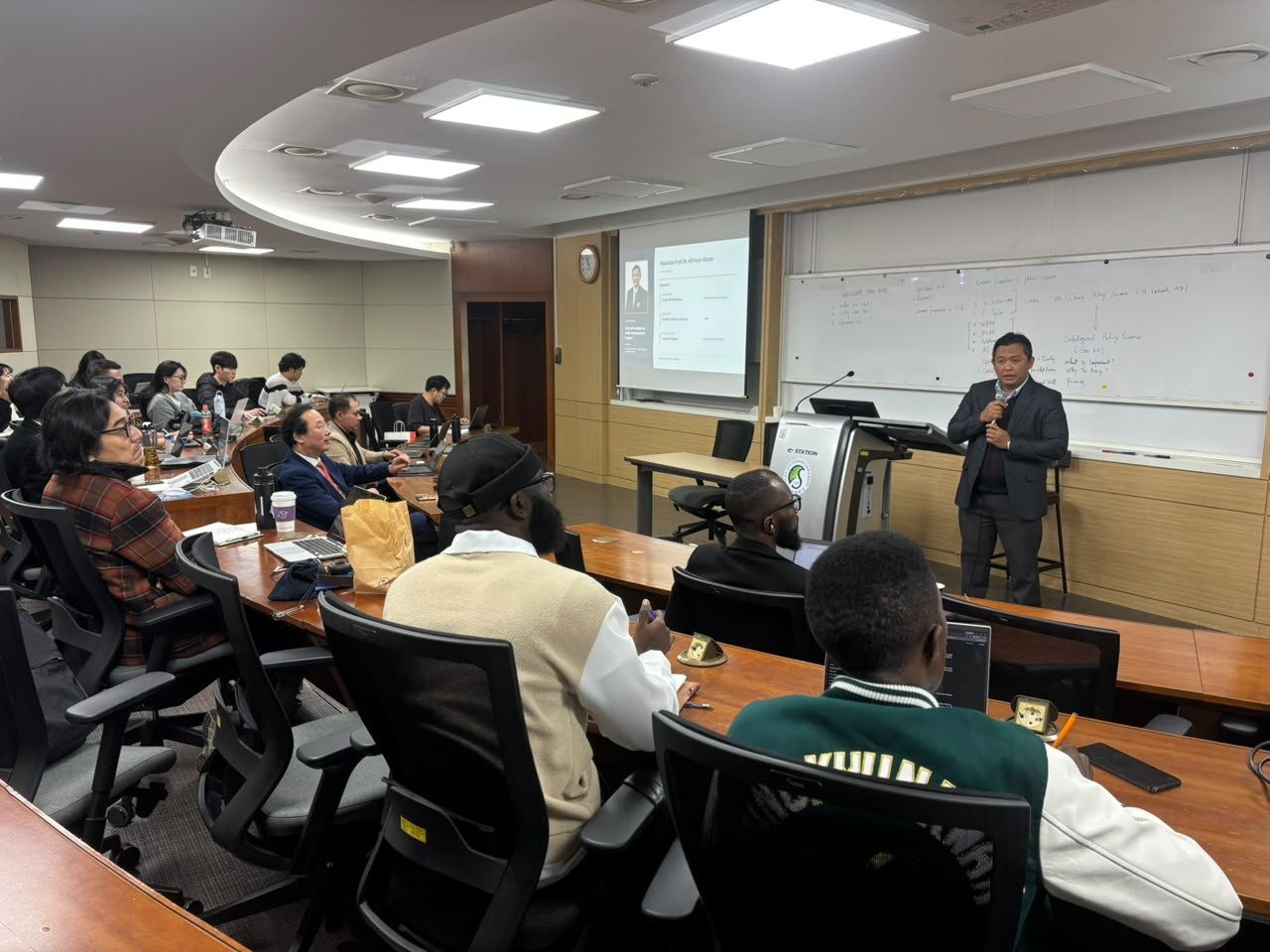Dua Dosen FIA UB Jadi Dosen Tamu di Korea Selatan, Bahas Governance 5.0