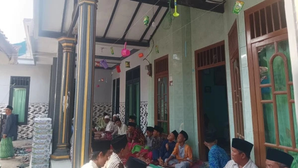 Tradisi Burakan Maulid Nabi di Madura, Warga Berebut Buah hingga Peralatan Dapur