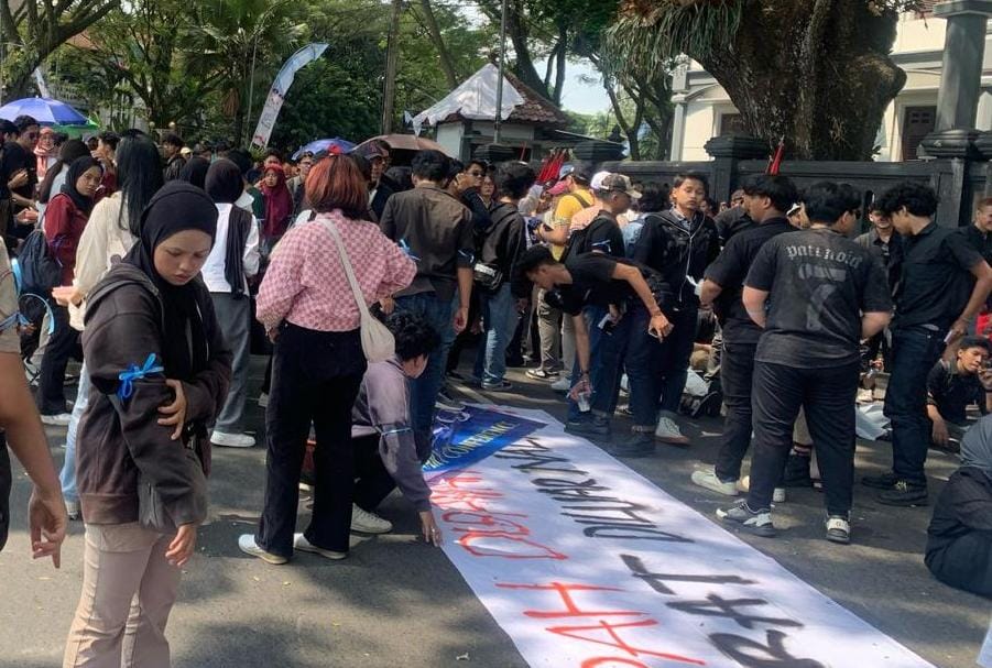 Unjuk Rasa Hari Buruh di Malang Soroti UU Cipta Kerja dan UU TNI