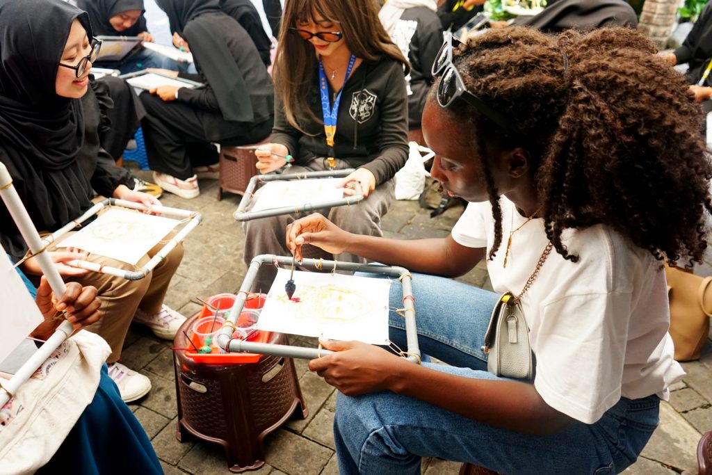 UM Ajak Puluhan Mahasiswa Asing Belajar Membatik lewat Program Batik, Books & Beyond