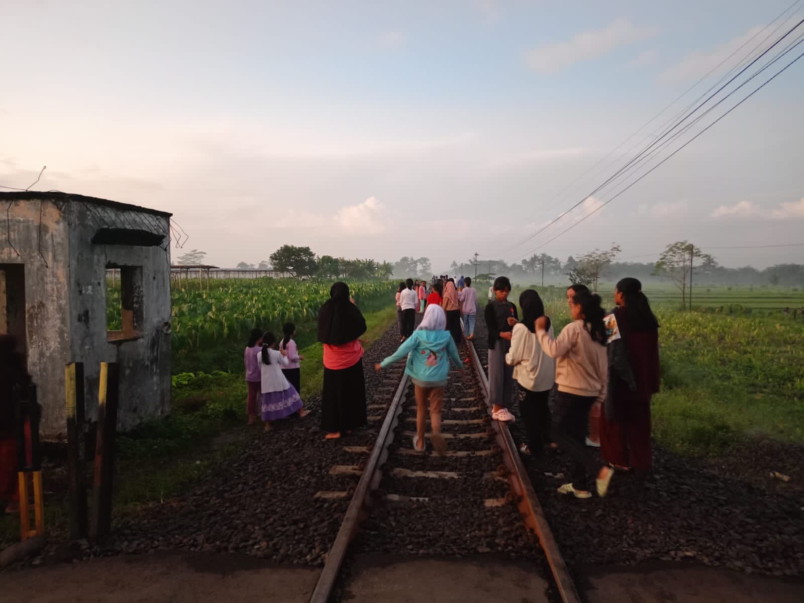 Dilarang Ngabuburit di Jalur Kereta Api! KAI Keluarkan Peringatan Demi Keselamatan