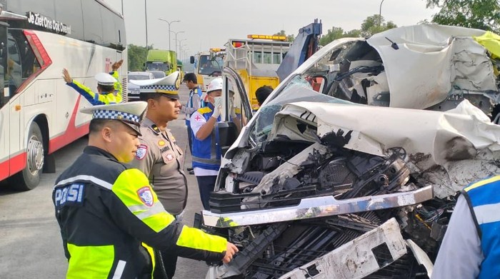 Hiace Rombongan Wisata Jakarta-Malang Seruduk Dump Truck di Tol, 2 Meninggal dunia, 9 Luka-Luka