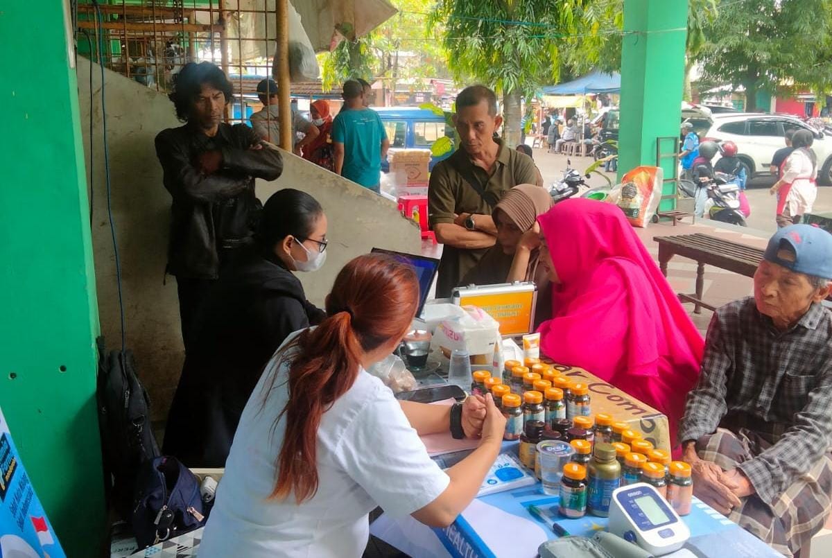Difasilitasi P3KM, Pedagang Pasar di Kota Malang Cek Kesehatan Gratis bersama  Kimia Farma