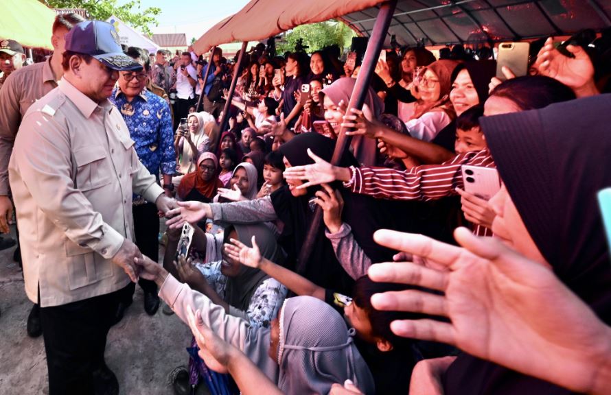 Prabowo Jalan Kaki Susuri Area Posko Pengungsi Banjir, Janji Perbaiki Infrastruktur dan Bantu Warga Terdampak 