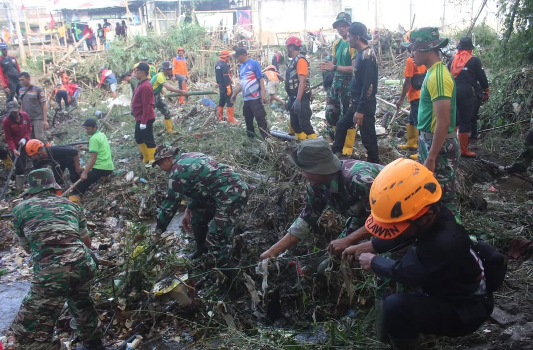 Kodim 0833/Kota Malang Bersama Warga Bersih-Bersih Sungai Amprong Pasca Banjir