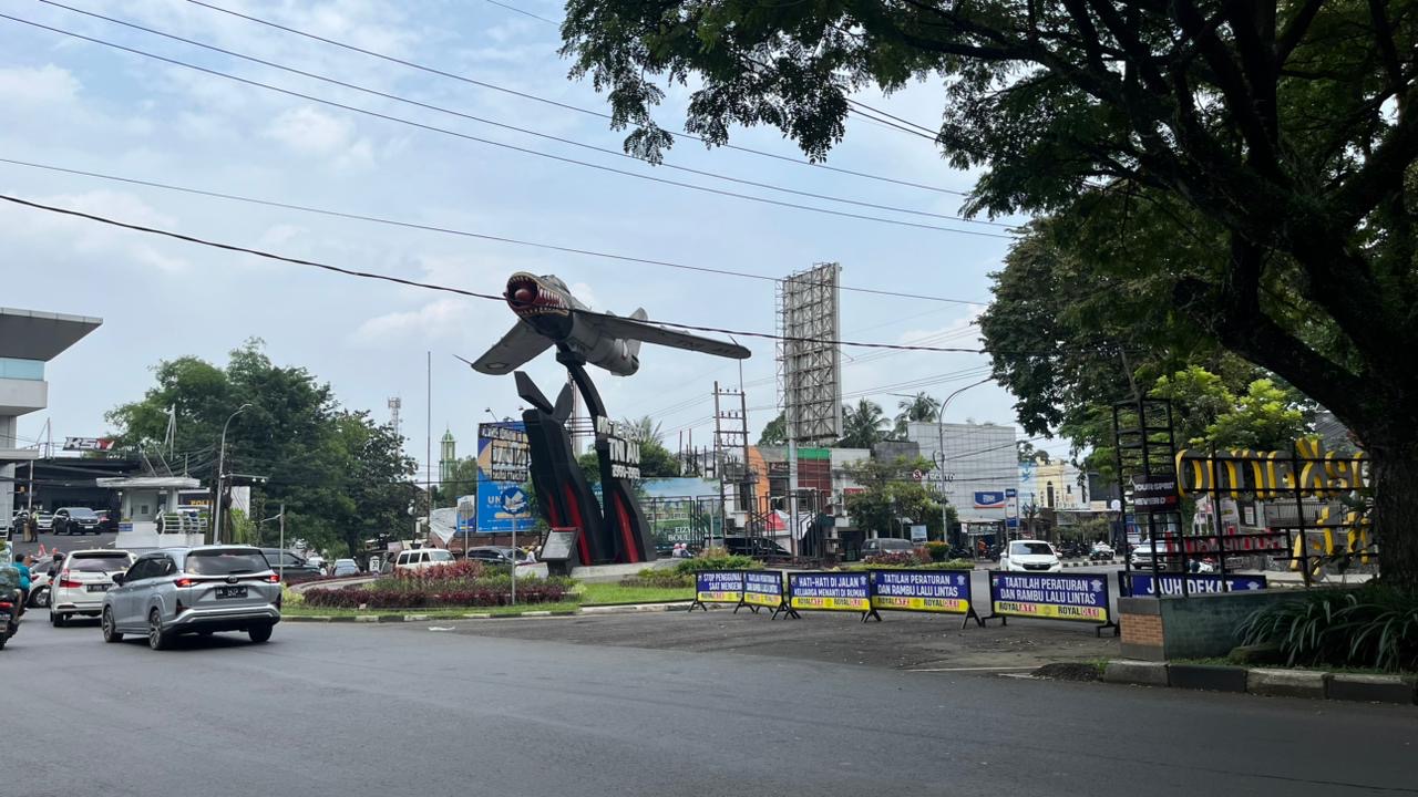 Ramai Lancar, Pengendara Waspadai Hujan di Perempatan Patung Pesawat Soekarno-Hatta