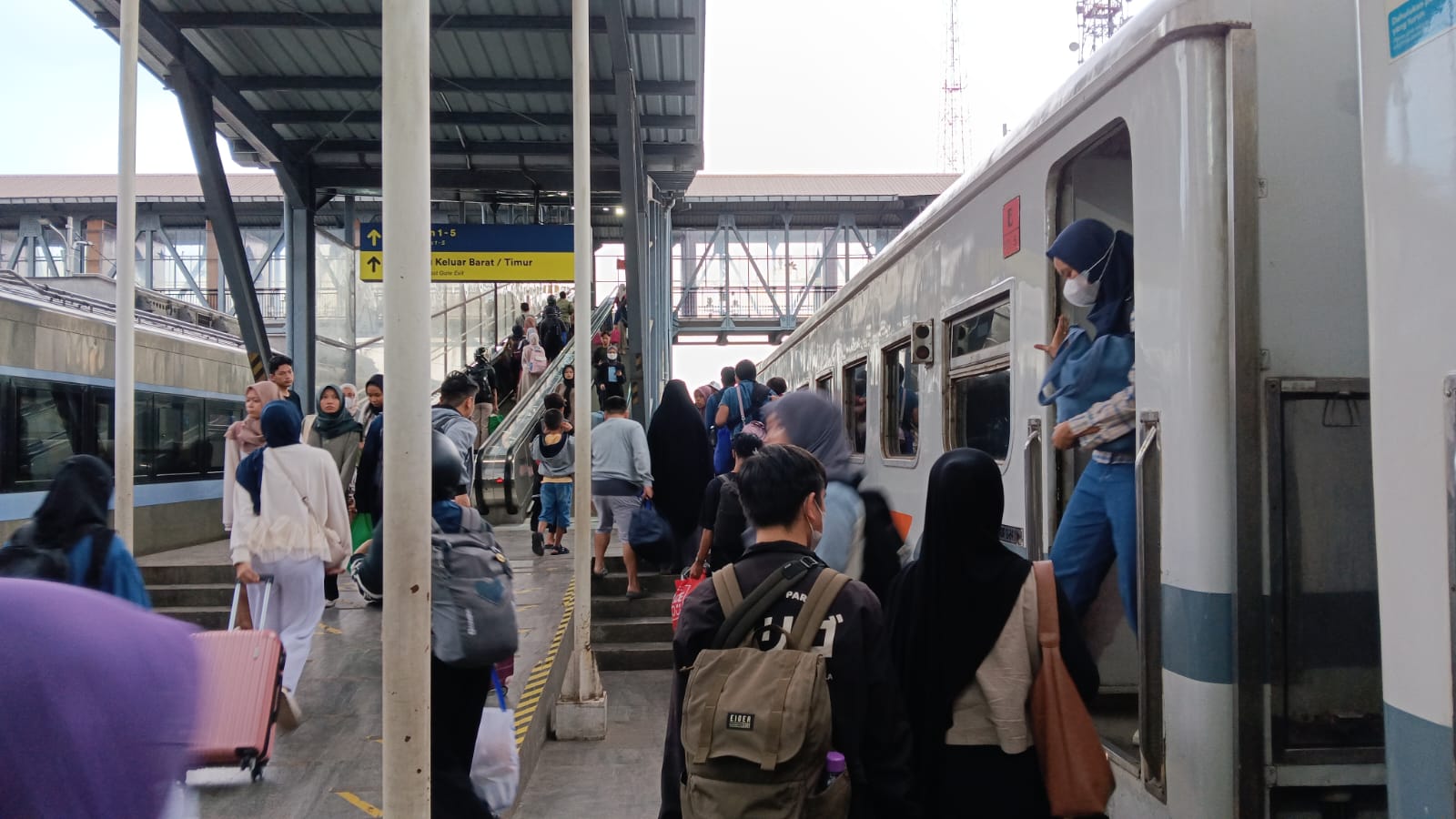 Hari Pertama Kerja Usai Lebaran, Stasiun Malang Masih Dipadati Penumpang