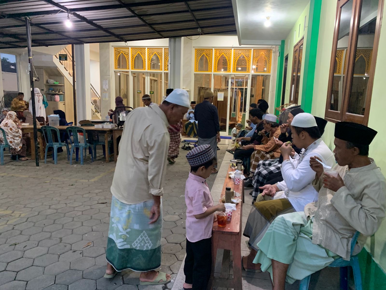 Ramadan 1447 H, Takmir Masjid Al Ihsan Berbagi Takjil dan Gelar Buka Bersama warga sekitar