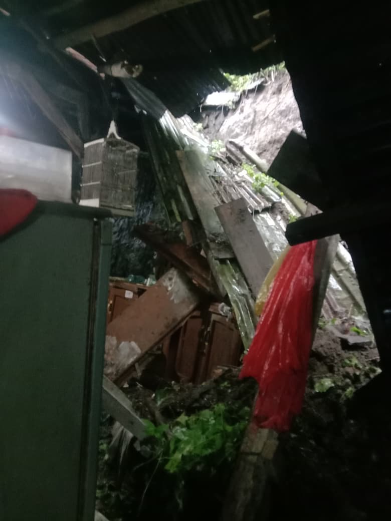 Hujan Deras Picu Longsor di Samaan, Dapur Rumah Warga Ambrol Tertimpa Material Tebing