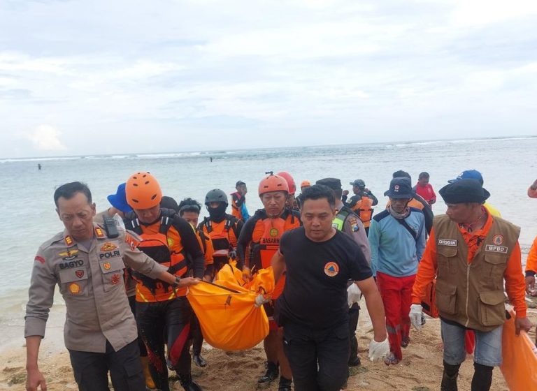 Tiga Hari Pencarian, Tiga Santri Tenggelam di Pantai Balekambang Sudah Ditemukan