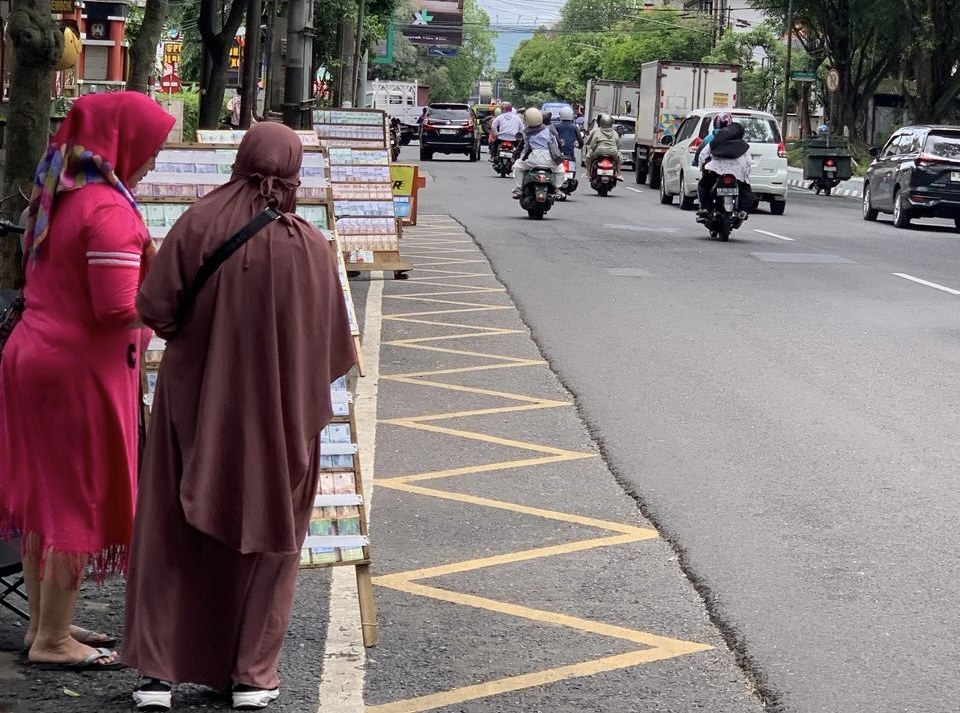 Jelang Lebaran 2026, Jasa Tukar Uang Pinggir Jalan di Kota Malang Diserbu Warga