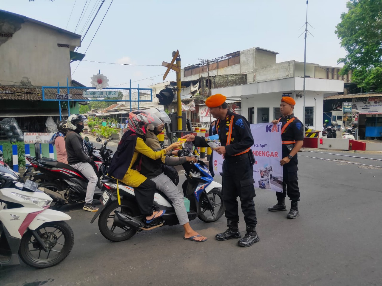 Perjalanan Kereta Api Makin Sering, KAI Daop 8 Sosialisasi Keselamatan di Perlintasan Sebidang