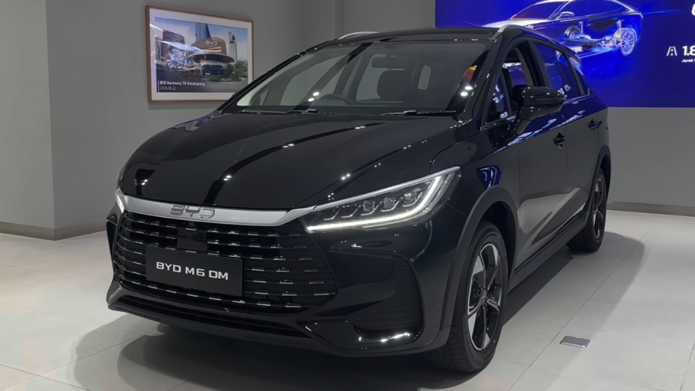 Perbedaan BYD M6 Full EV dan BYD M6 Dual Mode, Mana yang Lebih Cocok untuk Keluarga?