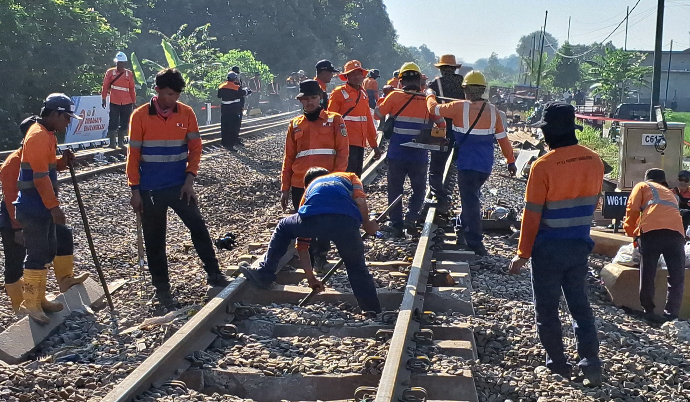 Jalur KA di Cirebon yang Anjlok dalam Perbaikan, Diperkirakan Masih Ada Pembatalan Rute Jakarta-Malang PP