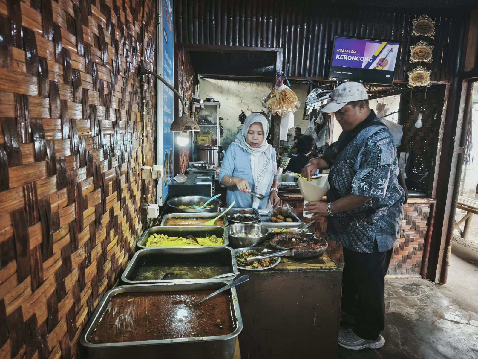 ‎Dompet Aman Perut Kenyang, Sensasi Makan Sekenyangnya Cuma 13K di Warung Mbak Sih
