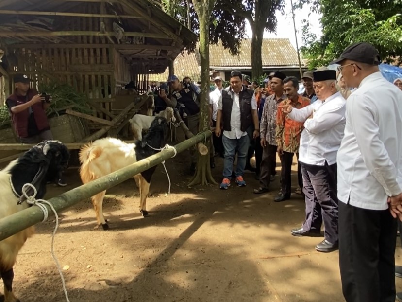 Sambang Desa Bupati Malang Berlanjut, di Tajinan Kunjungi UMKM Jaket Kulit yang Go International