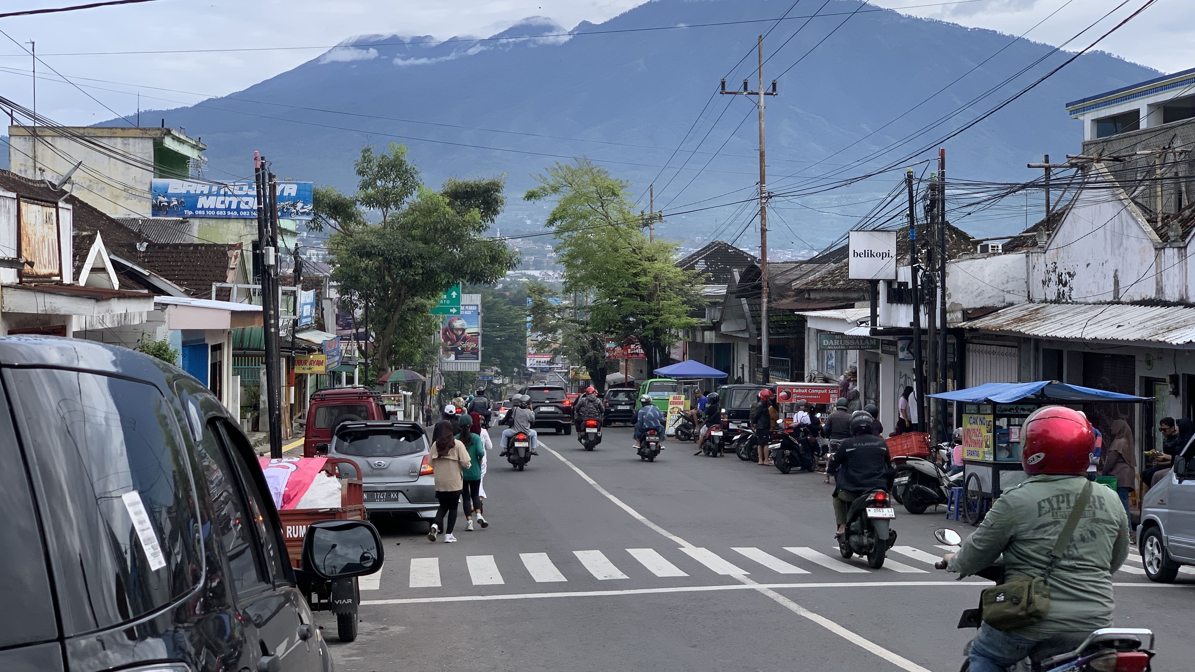 Awali Tahun 2026, Beberapa Warga Kota Batu Isi Pagi Pertama dengan Lari Pagi di Jl Brantas