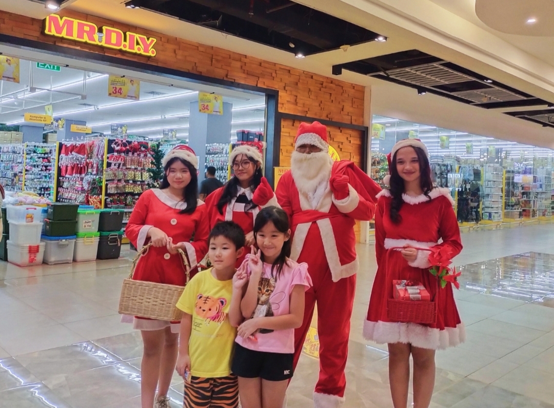 Santa Claus di Matos Bagi-Bagi Cokelat dan Berbagai Voucher