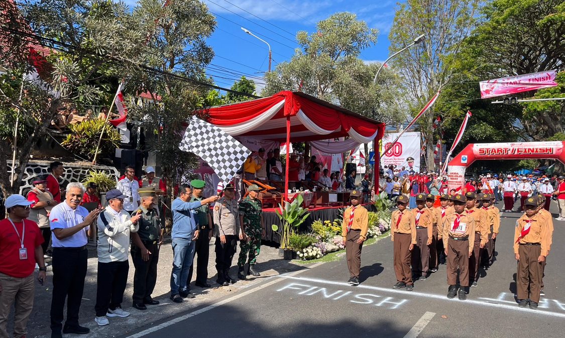 Wali Kota Batu Berangkatkan Lomba Gerak Jalan Tepat SD/MI di Kecamatan Junrejo