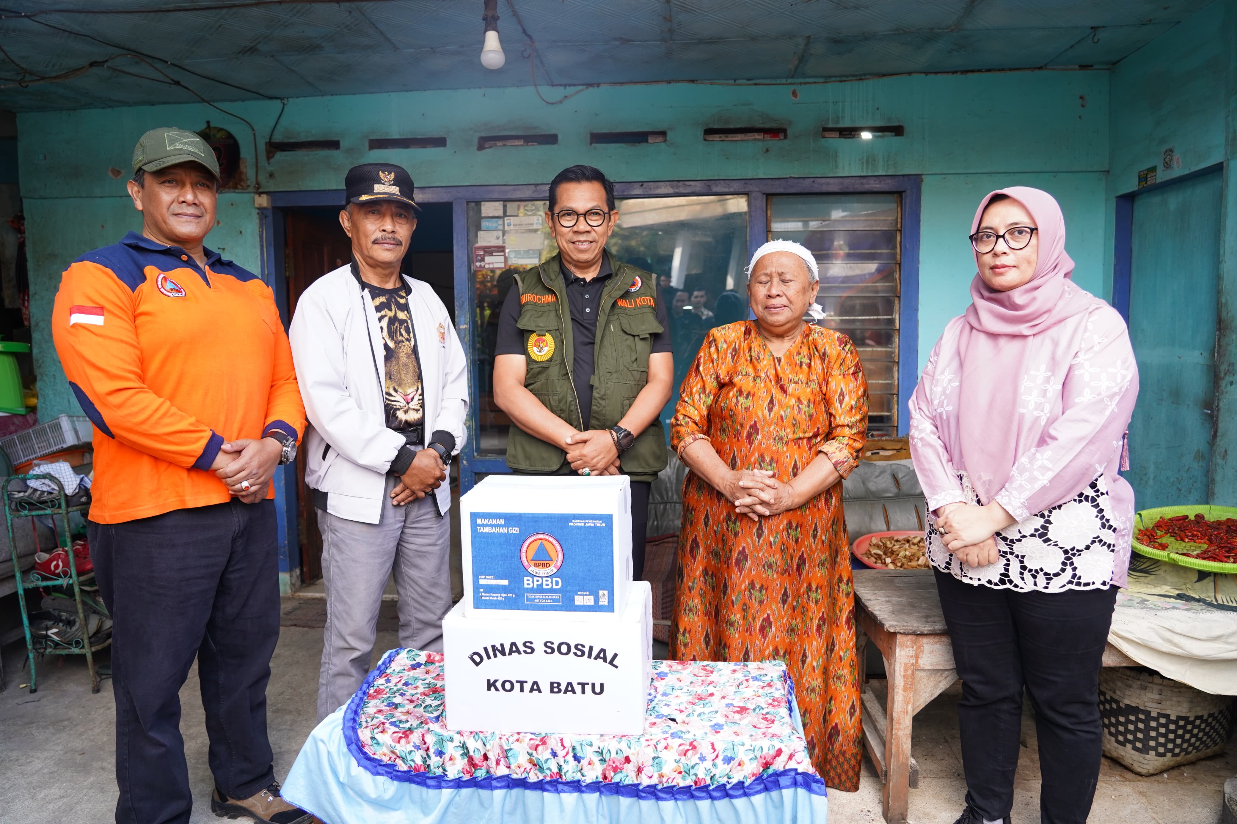 Wali Kota Batu Tinjau Korban Angin Kencang di Desa Giripurno, Salurkan Bantuan dan Santunan
