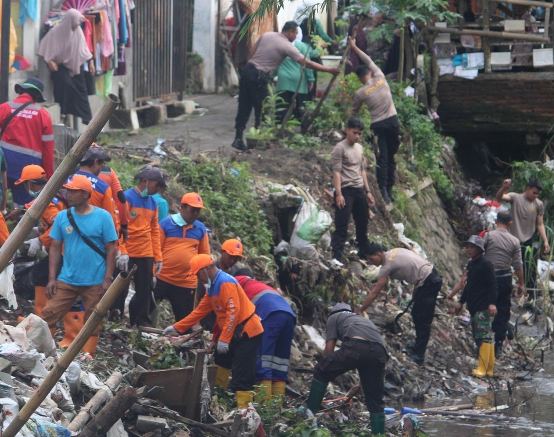 Pasca Banjir, Bersih-Bersih Sungai Amprong Berlanjut, Dandim 0833 dan Pj Wali Kota Malang Ikut