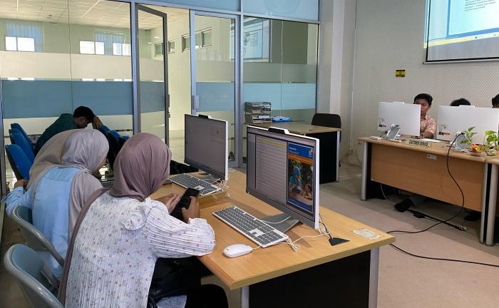 Mahasiawa Prodi Perbankan UIN Diputarkan Film Gampang Cuan Saat Praktik di Lab Mini Bank 